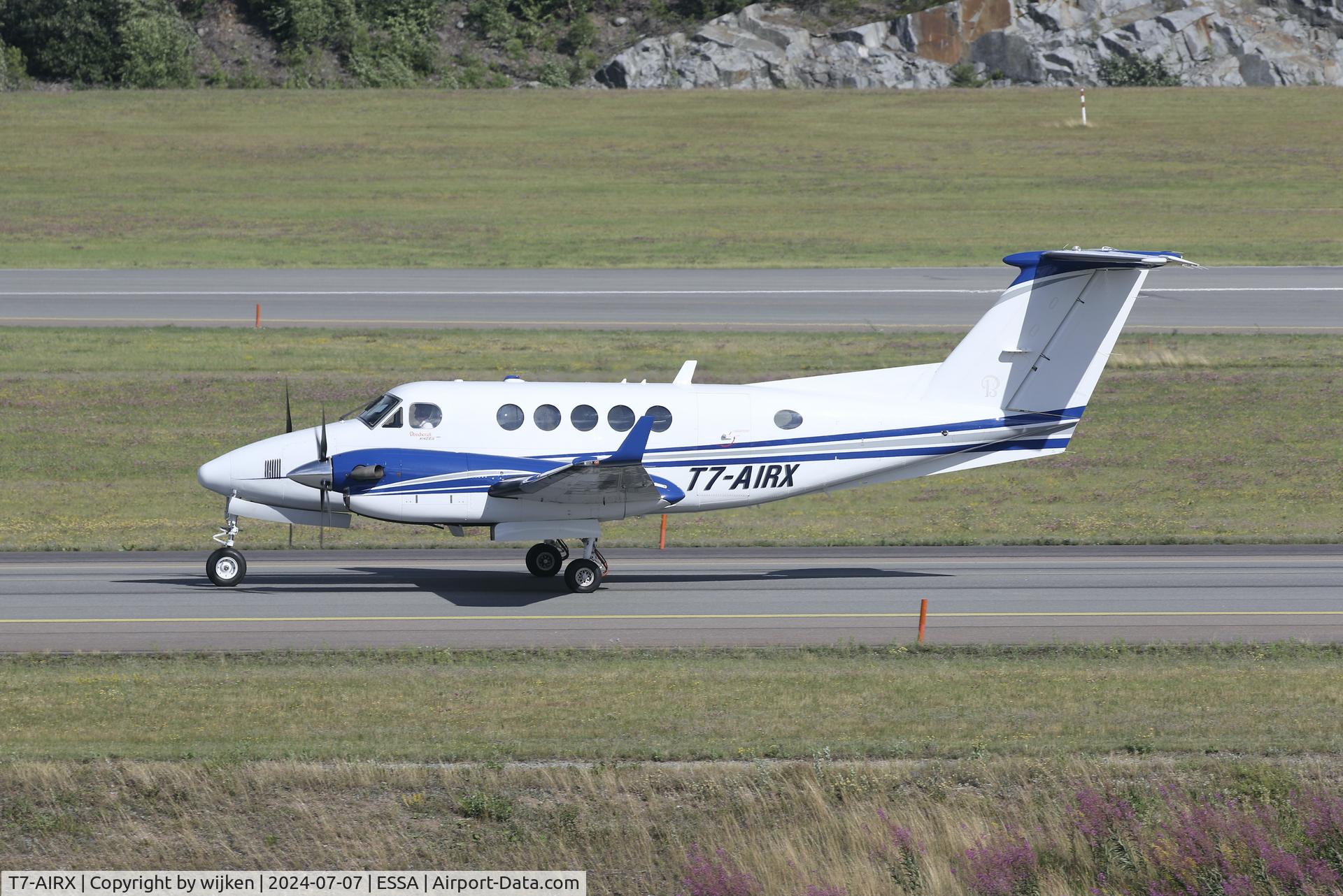 T7-AIRX, 2013 Beechcraft Super King Air B200GT C/N BY-174, Twy W