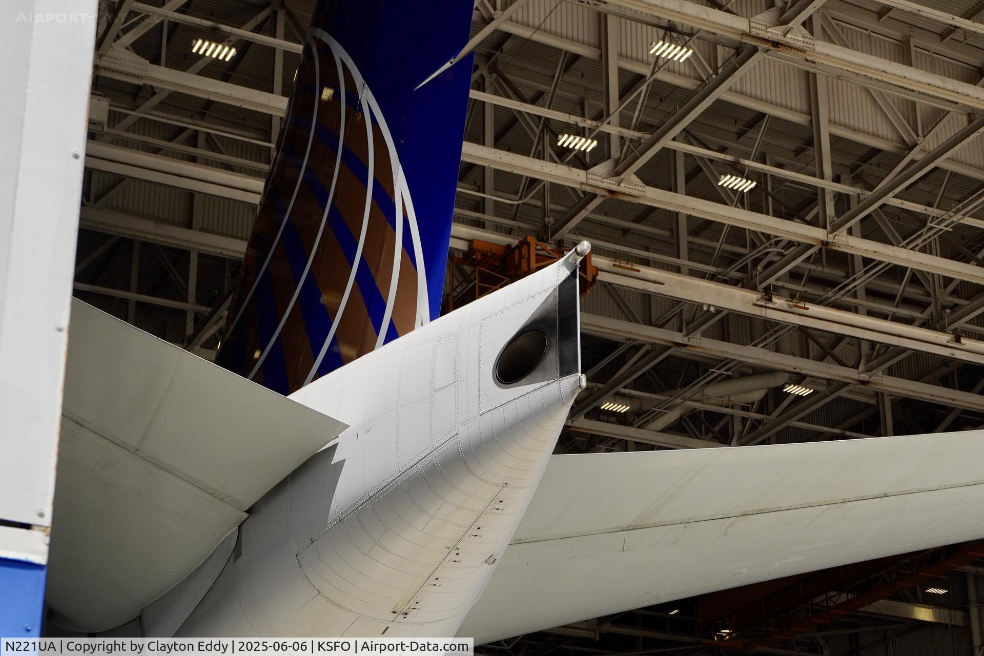 N221UA, 2001 Boeing 777-222 C/N 30552, SFO 2025