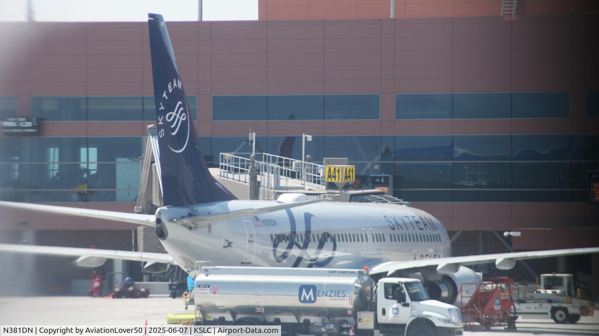 N381DN, 1999 Boeing 737-832 C/N 30350, Delta SkyTeam 738