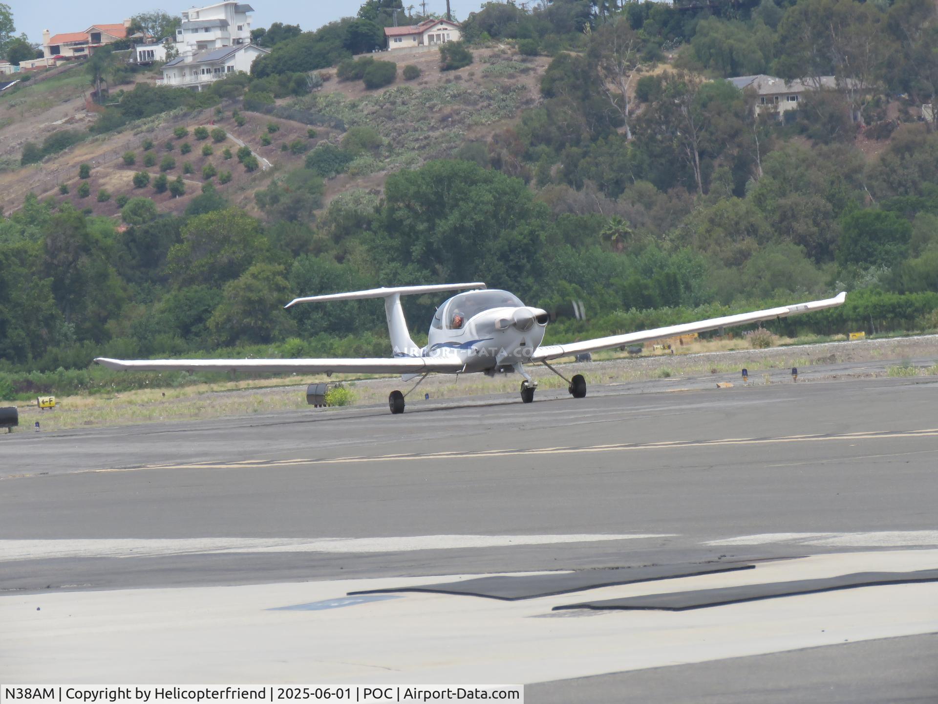 N38AM, 2006 Diamond DA-40 Diamond Star C/N 40.712, Taxiing on taxiway Sierra