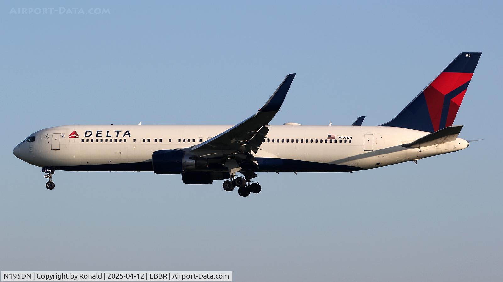 N195DN, 1997 Boeing 767-332 C/N 28452, at ebbr