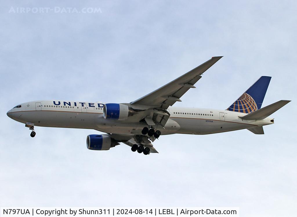 N797UA, 1998 Boeing 777-222 C/N 26924, Landing rwy 24R in old c/s
