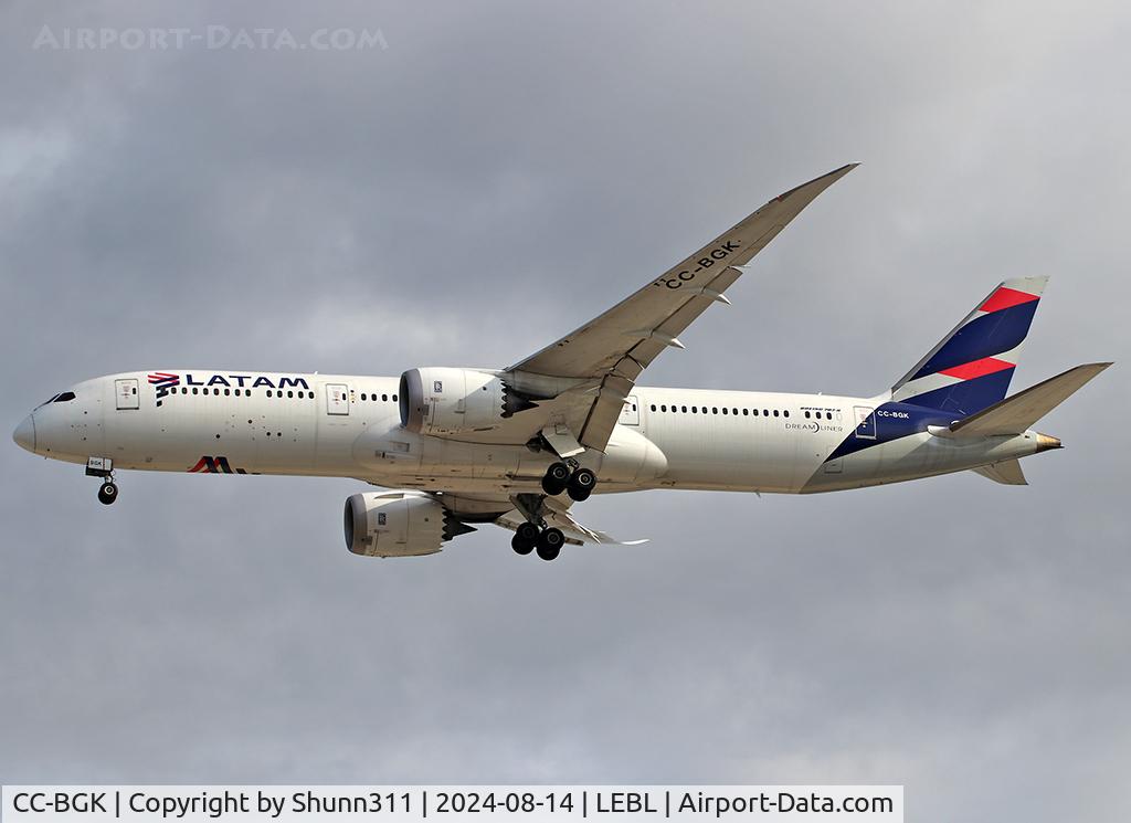 CC-BGK, 2016 Boeing 787-9 Dreamliner C/N 38474, Landing rwy 24R