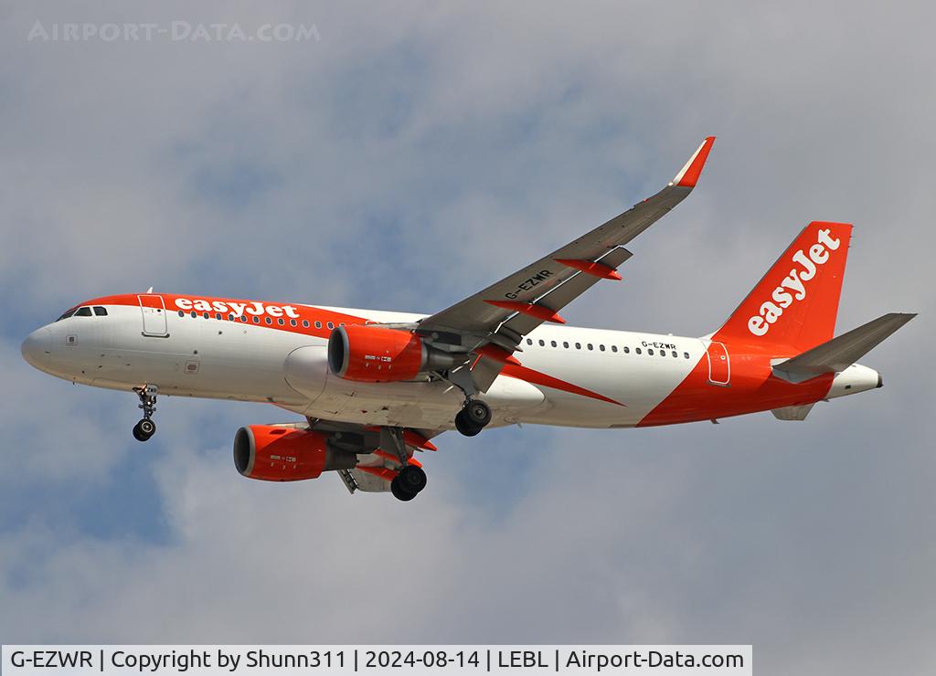G-EZWR, 2014 Airbus A320-214 C/N 5981, Landing rwy 24R in new c/s