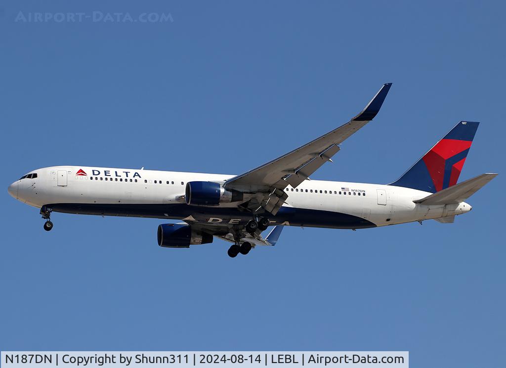 N187DN, 1996 Boeing 767-332/ER C/N 27582, Landing rwy 24R in new c/s