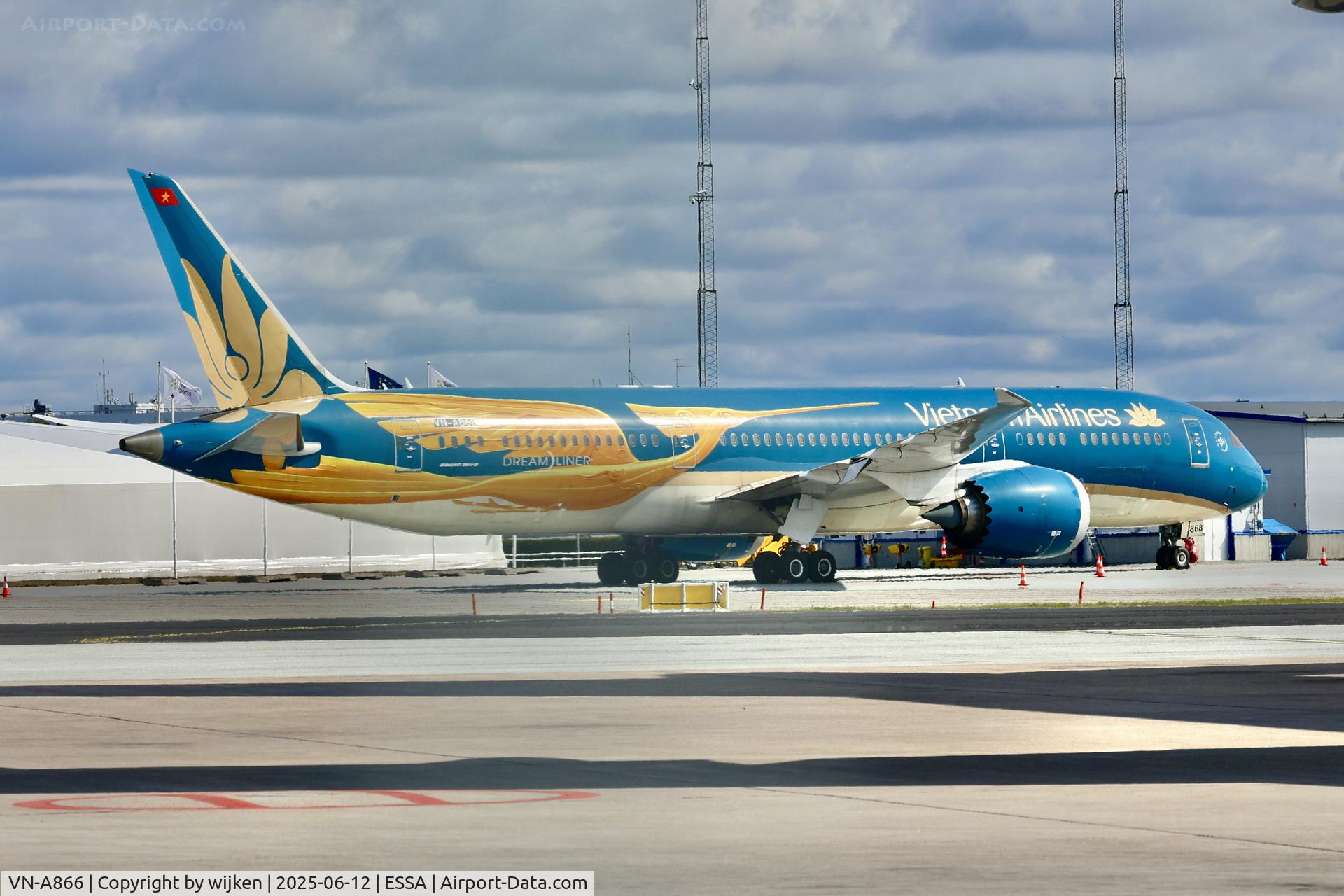 VN-A866, 2015 Boeing 787-9 Dreamliner C/N 38762, Ramp E