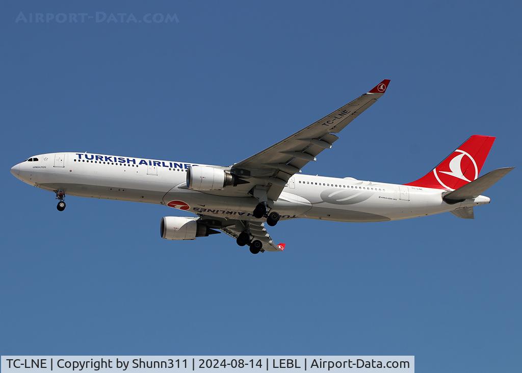 TC-LNE, Airbus A330-300 C/N 1706, Landing rwy 24R