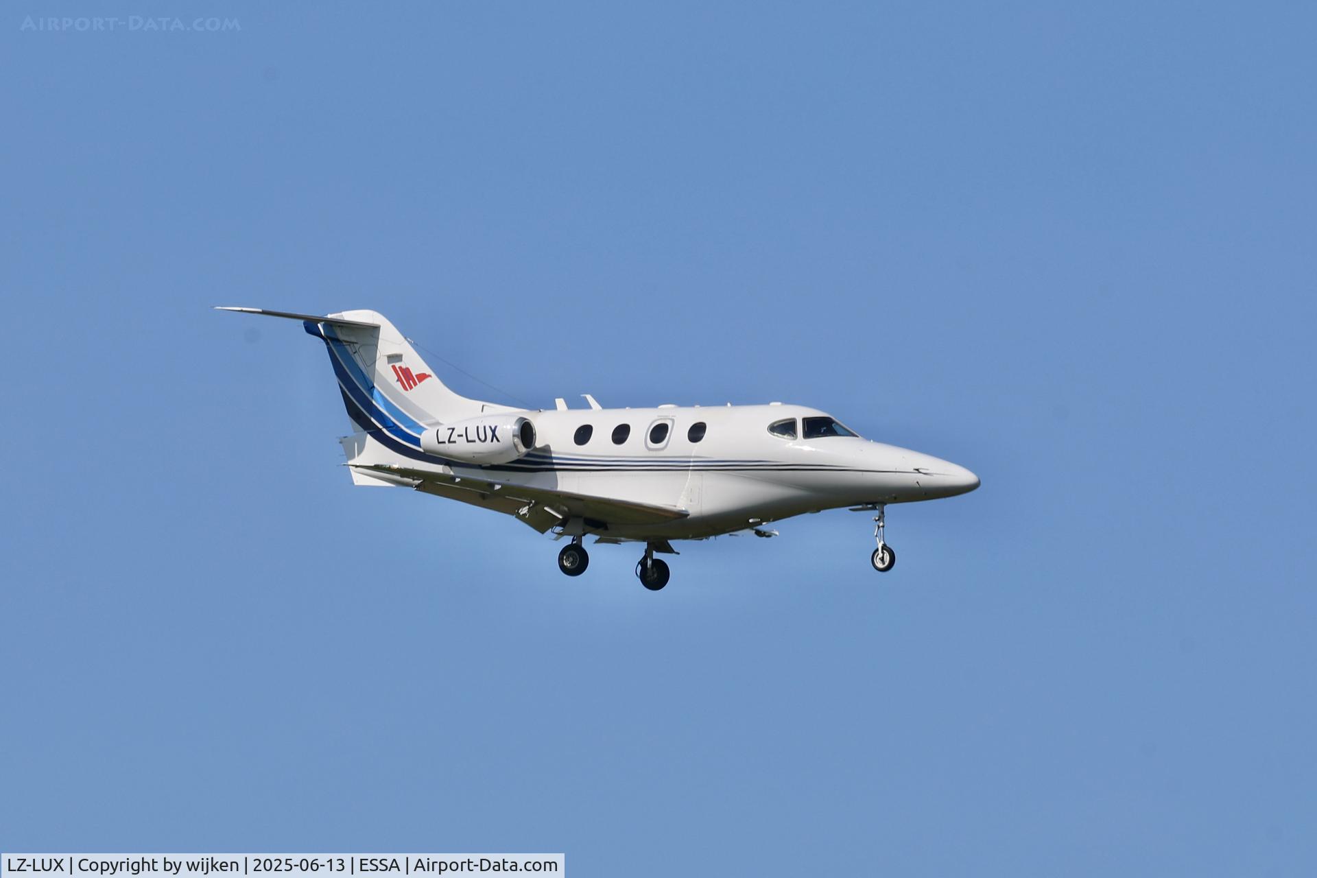 LZ-LUX, 2003 Beech 390 Premier I C/N RB-57, Rwy 01L