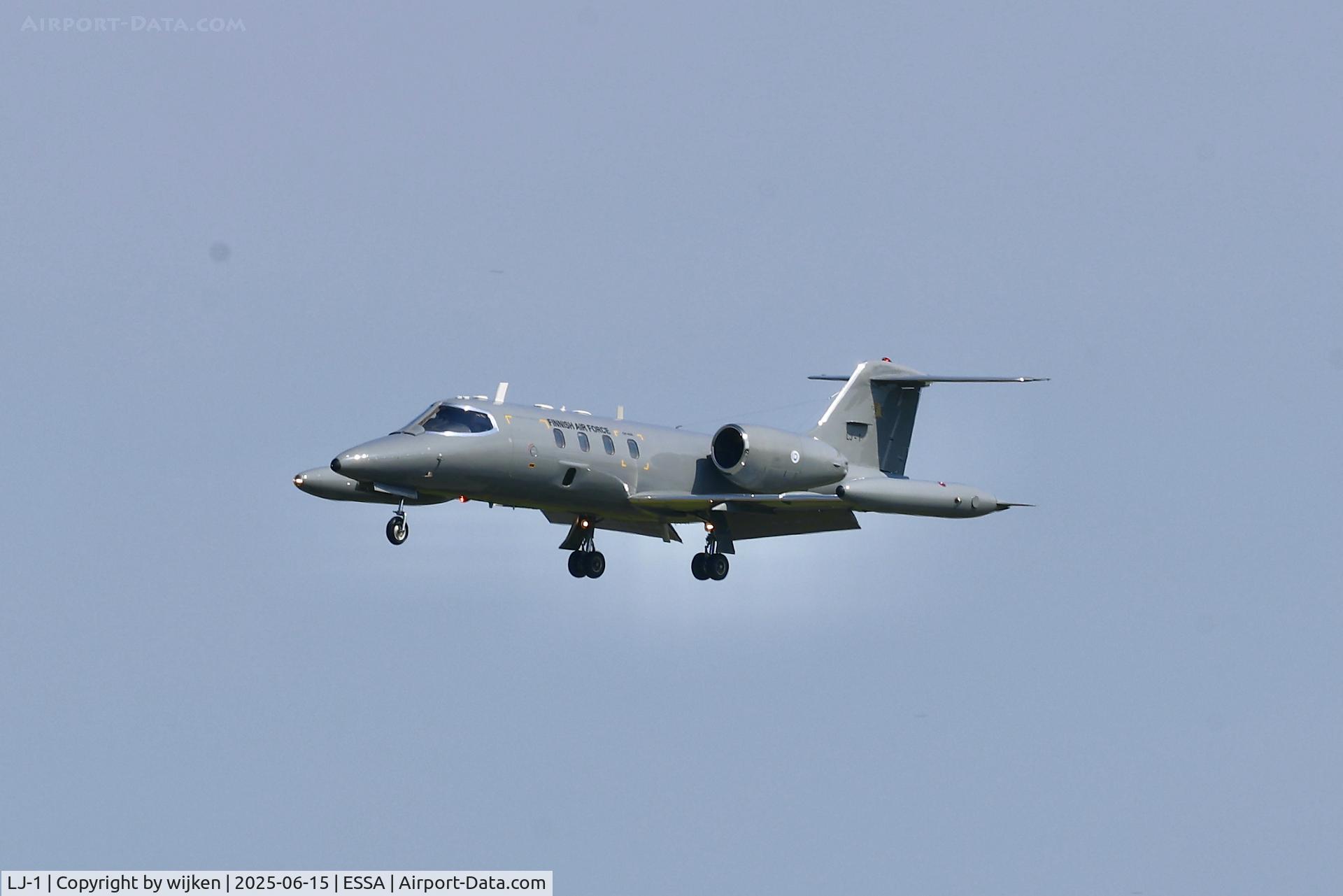 LJ-1, 1981 Gates Learjet 35A C/N 35A-430, Rwy 26