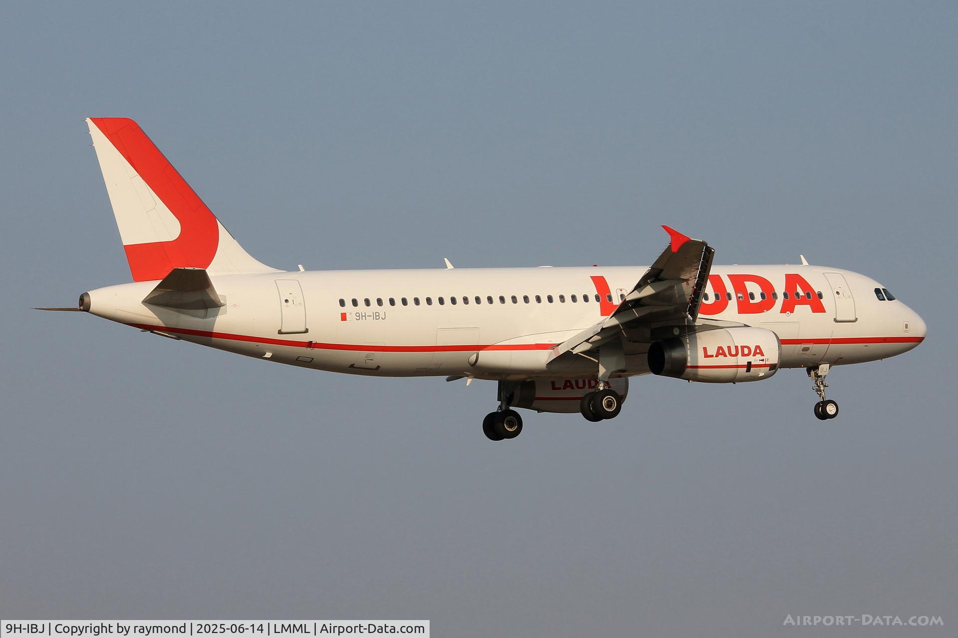 9H-IBJ, 2007 Airbus A320-232 C/N 3259, Airbus A320 9H-IBJ of Lauda Europe landing on RW31 in Malta.