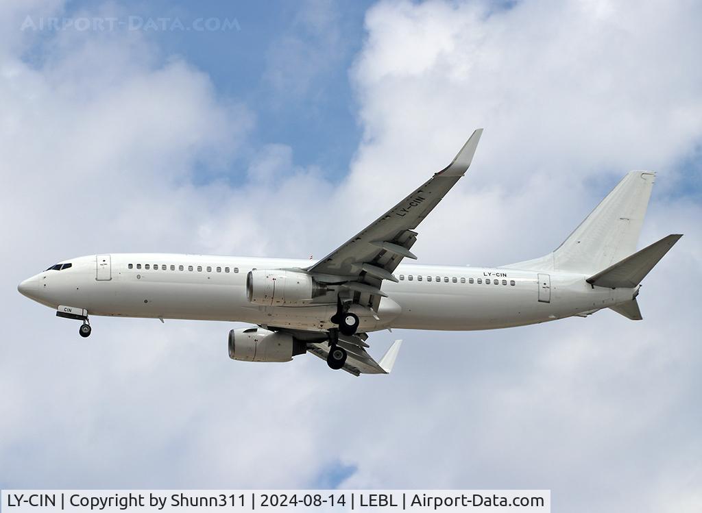LY-CIN, 2002 Boeing 737-83N C/N 28247, Landing rwy 24R... Vueling Airlines summer lease...