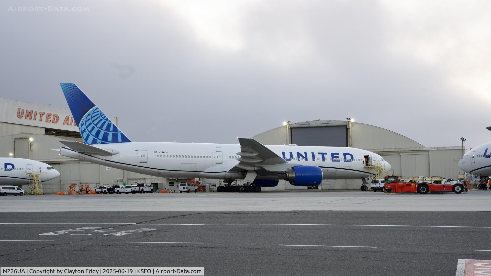 N226UA, 2002 Boeing 777-222 C/N 30226, SFO 2025
