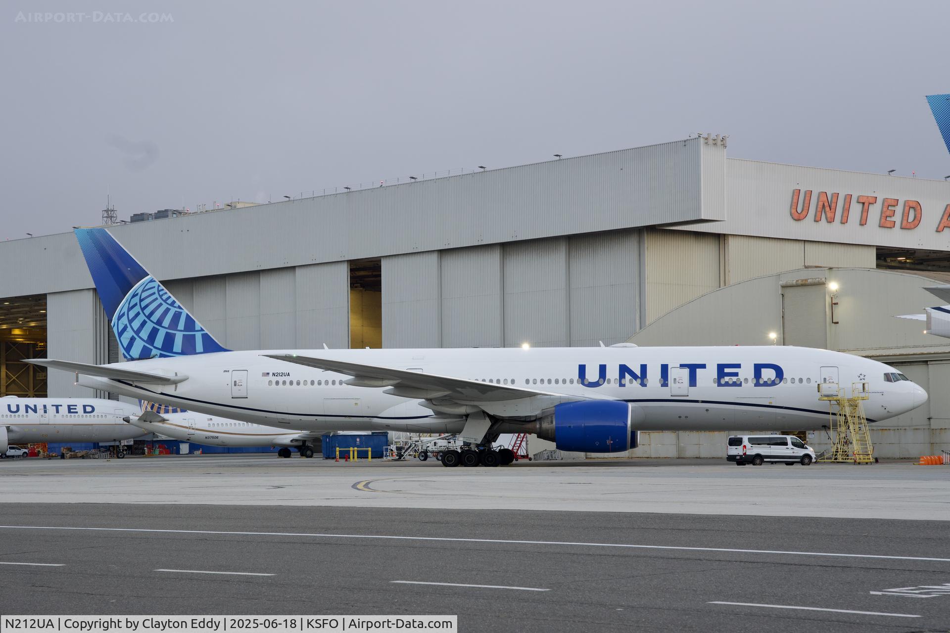 N212UA, 2000 Boeing 777-222 C/N 30218, SFO 2025