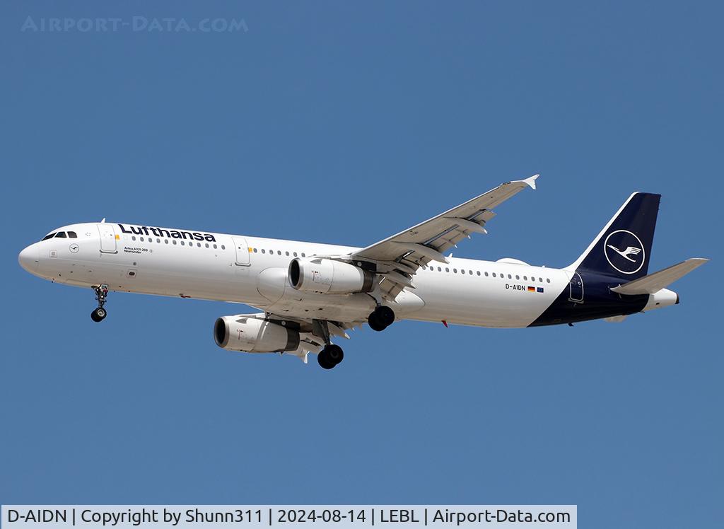 D-AIDN, 2011 Airbus A321-231 C/N 4976, Landing rwy 24R in new c/s