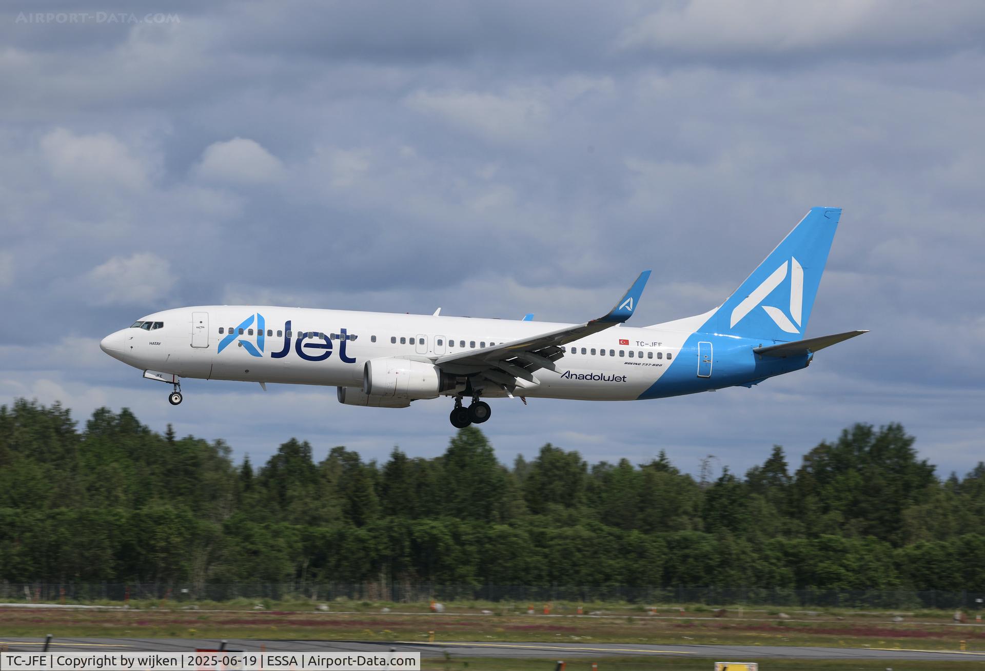 TC-JFE, 1998 Boeing 737-8F2 C/N 29767/95, Rwy 26