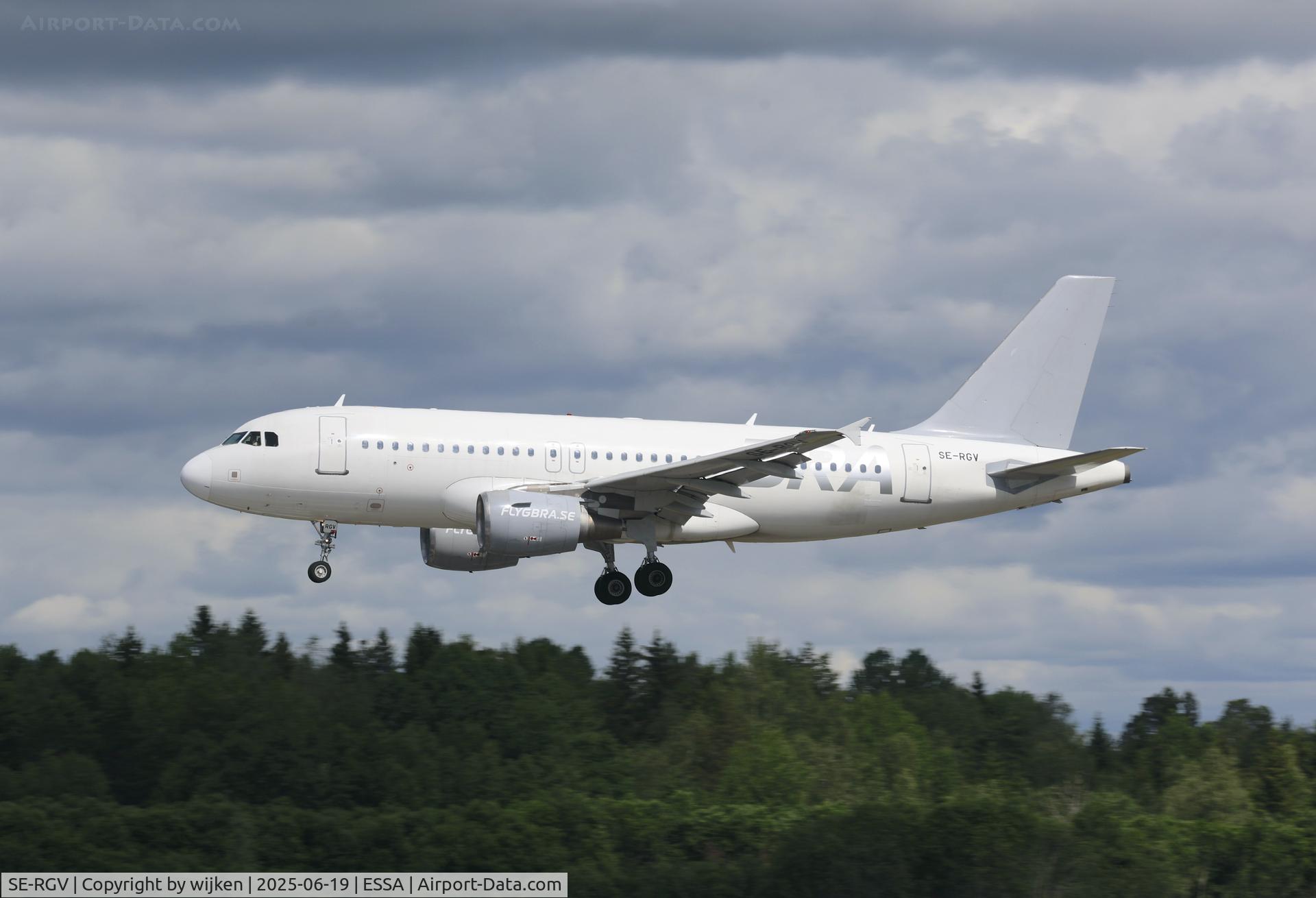 SE-RGV, 2004 Airbus A319-111 C/N 2283, Rwy 26