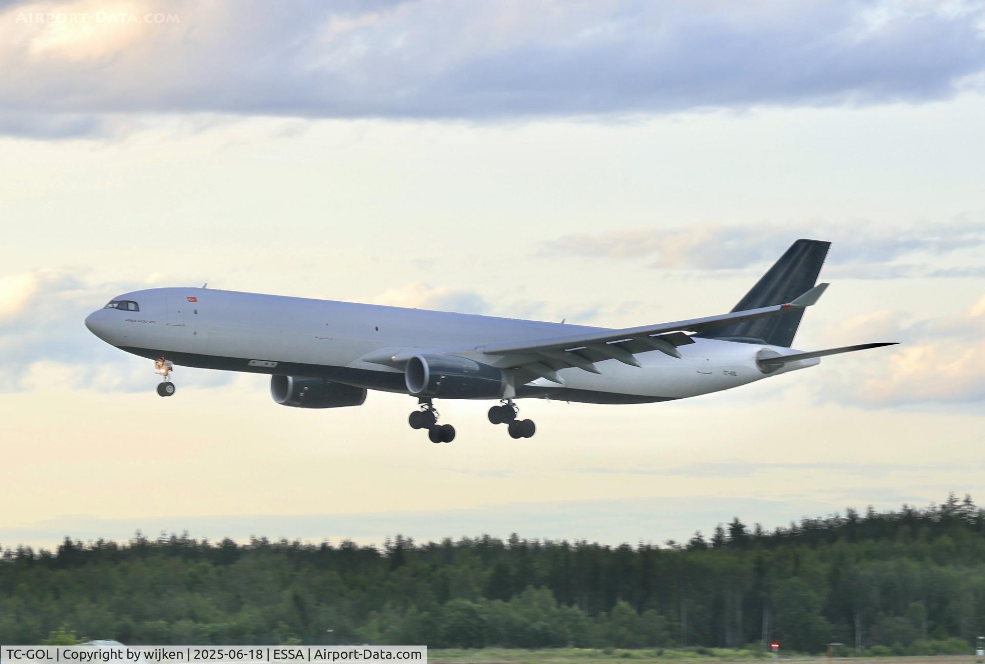TC-GOL, 2000 Airbus A330-343X C/N 356, Rwy 26