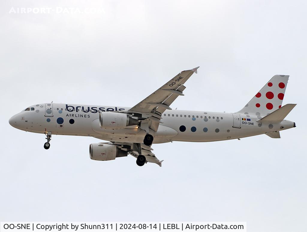 OO-SNE, 2010 Airbus A320-214 C/N 4243, Landing rwy 24R in new c/s
