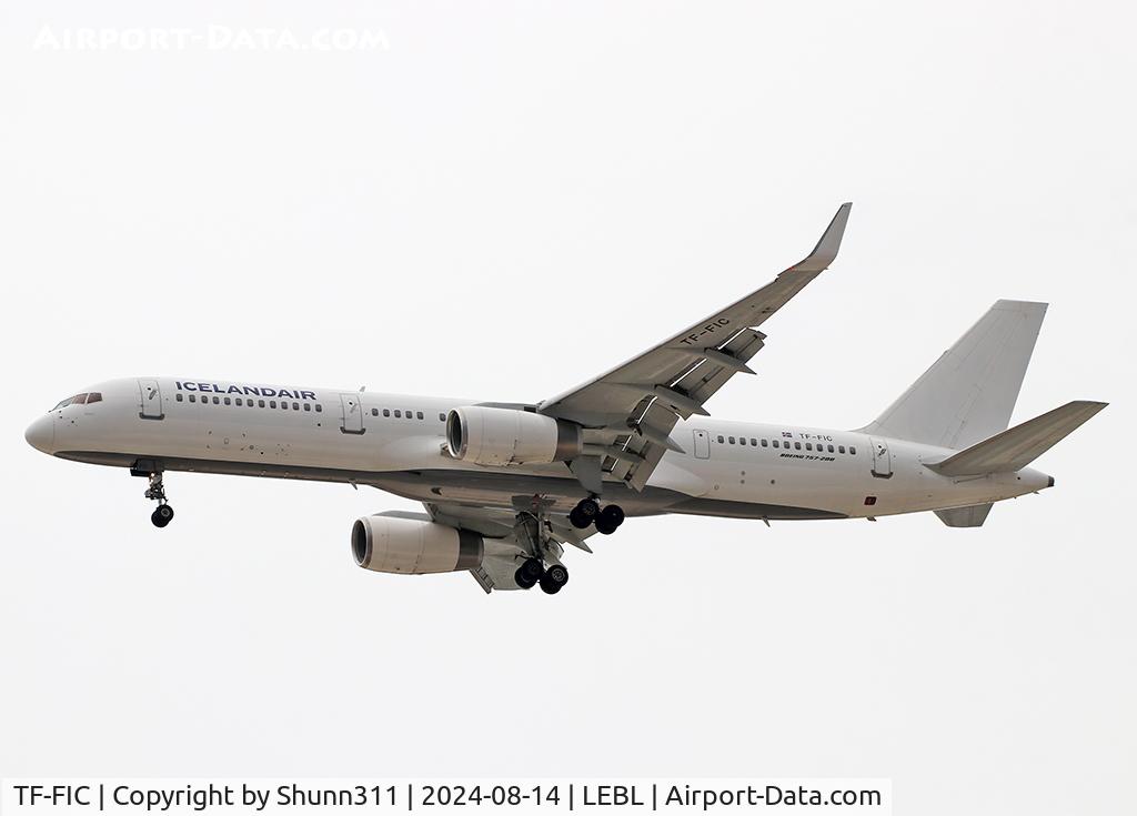 TF-FIC, 2000 Boeing 757-23N C/N 30735, Landing rwy 24R