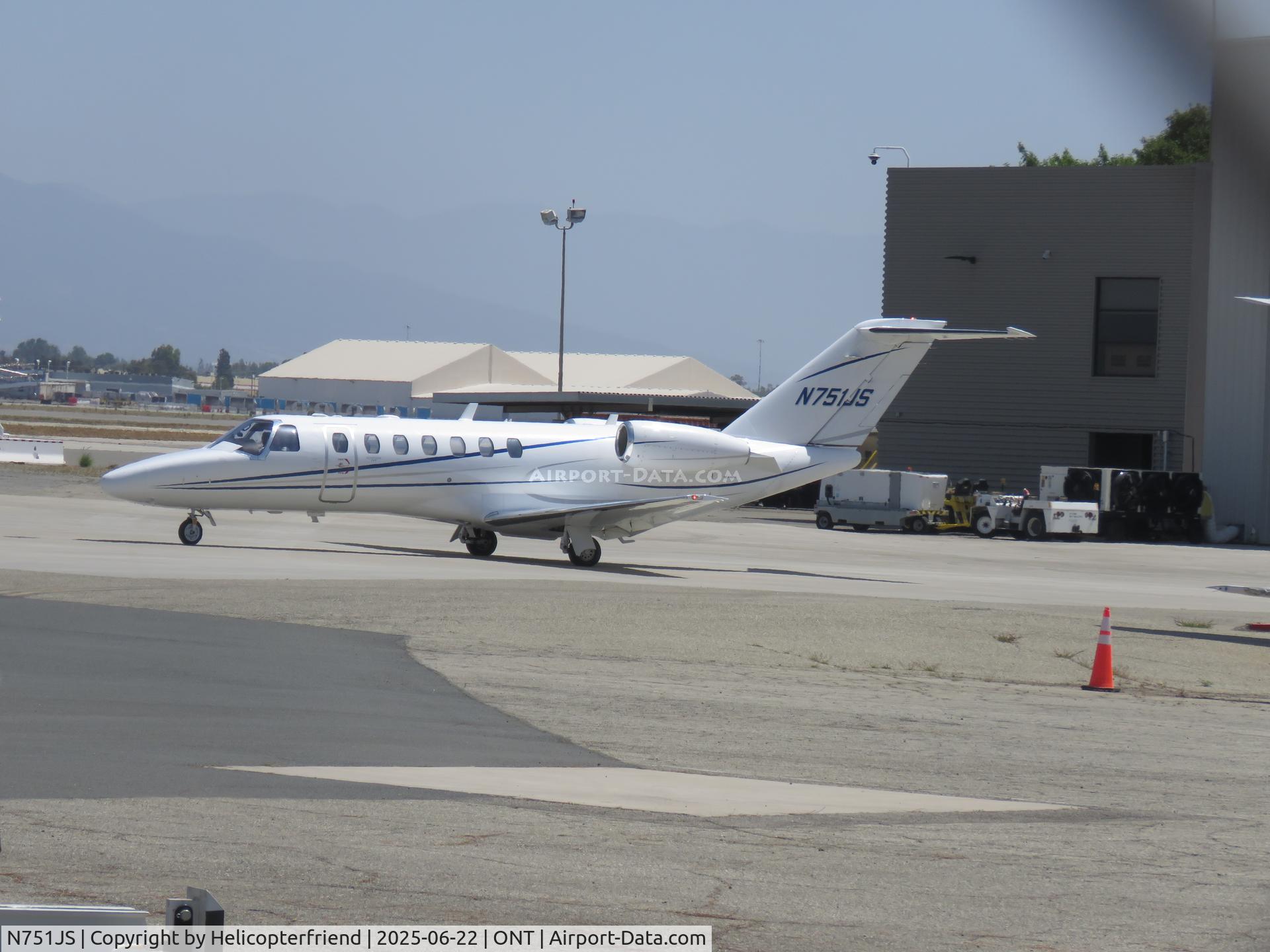 N751JS, 2014 Cessna 525B  Citation CJ3 C/N 525B0413, Starting to taxi