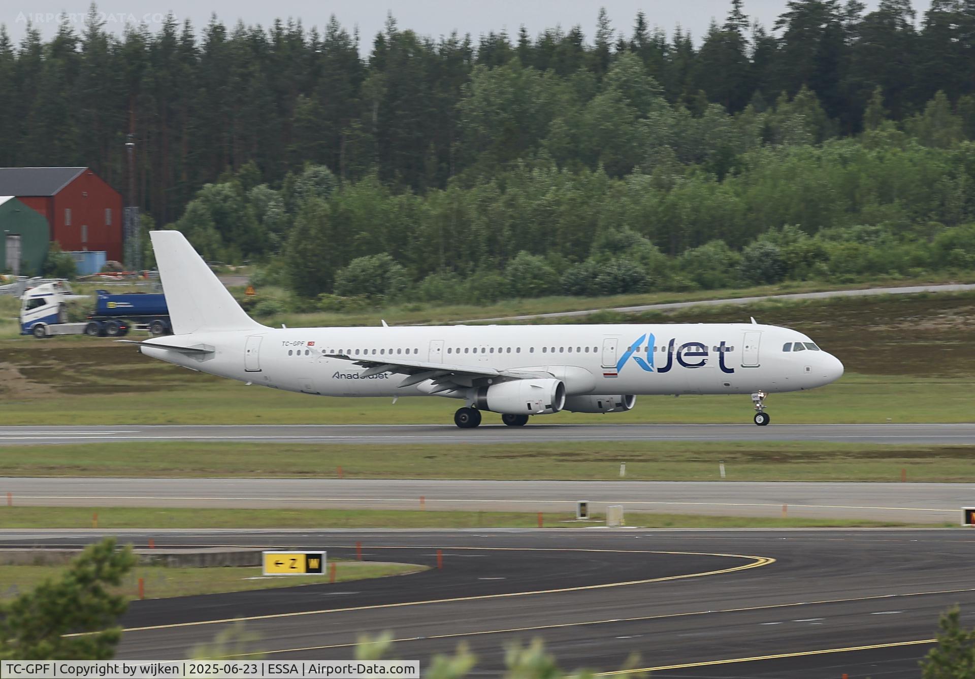 TC-GPF, 2004 Airbus A321-231 C/N 2255, Rwy 08