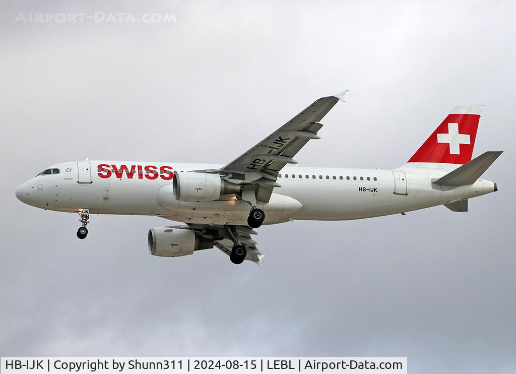 HB-IJK, 1996 Airbus A320-214 C/N 596, Landing rwy 24R with new titles