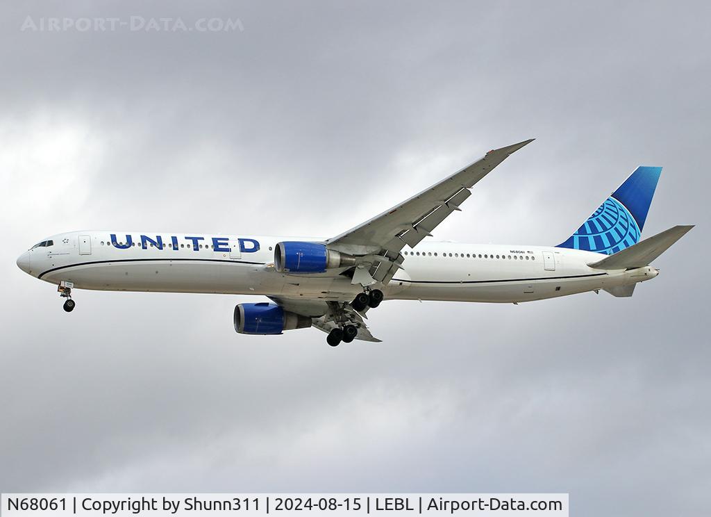 N68061, 2002 Boeing 767-424/ER C/N 29456, Landing rwy 24R in new c/s