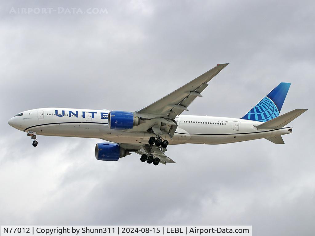 N77012, 1999 Boeing 777-224 C/N 29860, Landing rwy 24R in new c/s