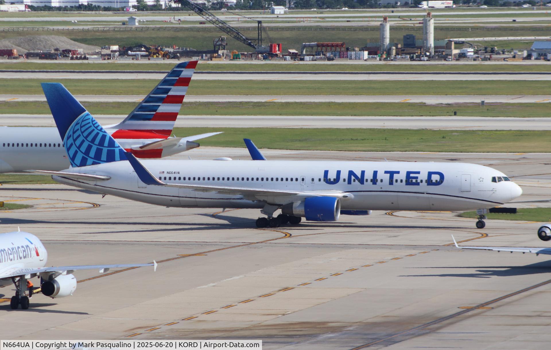 N664UA, 1998 Boeing 767-322 C/N 29236, Boeing 767-322