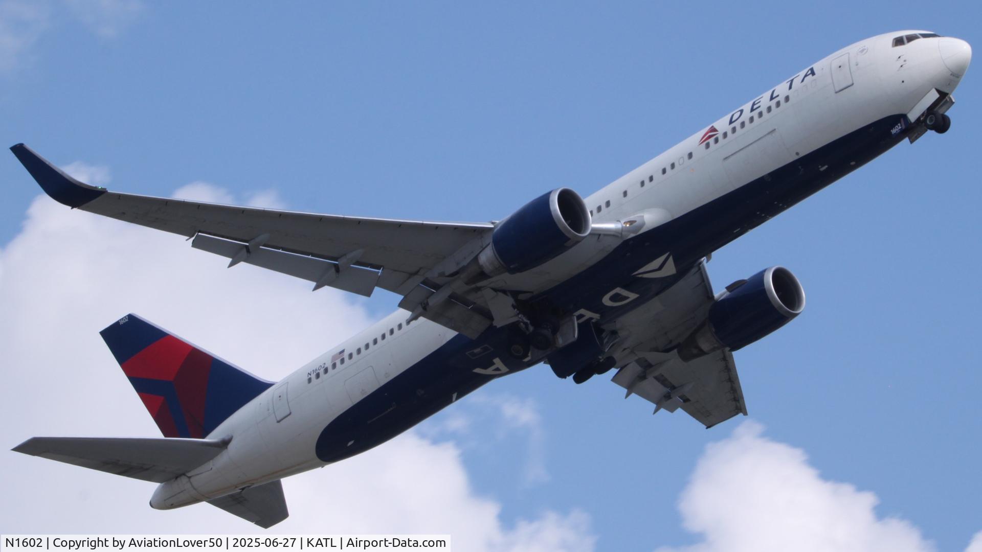 N1602, 1999 Boeing 767-332 C/N 29694, Delta 763