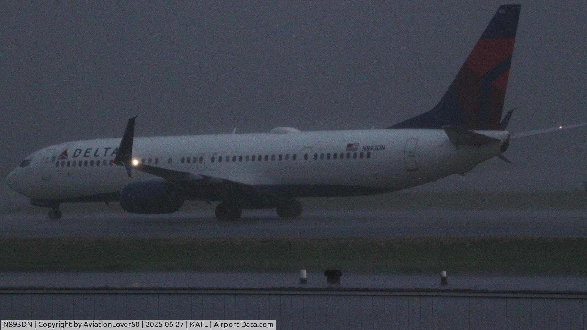 N893DN, 2018 Boeing 737-932/ER C/N 32002, Delta 739 engulfed in heavy rain and hail after a full ground stop for ATL was declared due to the worsening weather conditions
