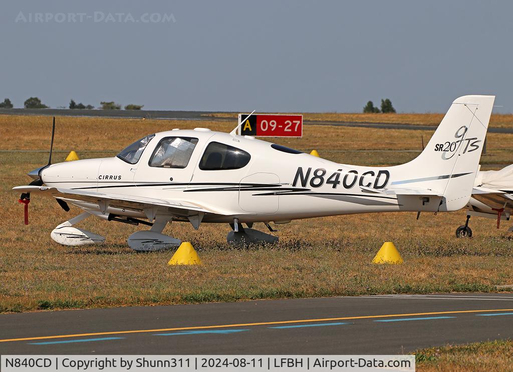 N840CD, 2005 Cirrus SR20 C/N 1535, Parked in the grass