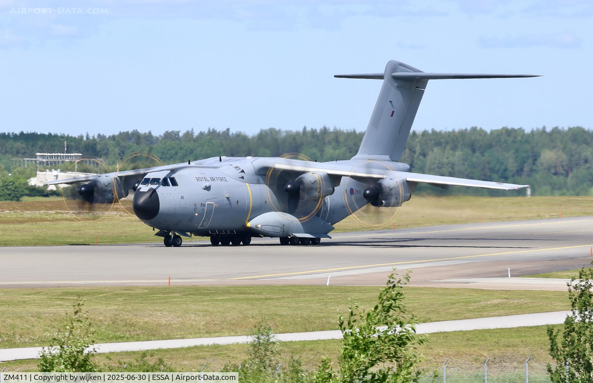 ZM411, 2016 Airbus A400M-180 Atlas C.1 C/N 039, Rwy 01L