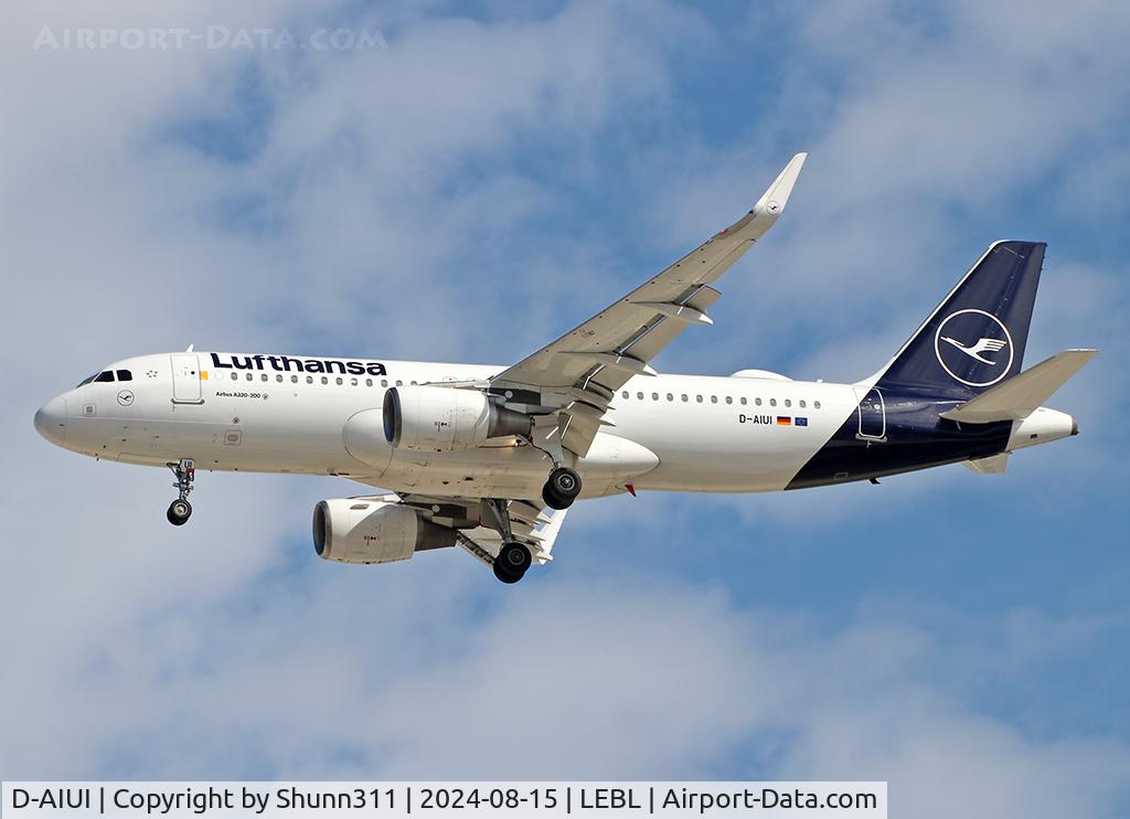D-AIUI, 2014 Airbus A320-214 C/N 6265, Landing rwy 24R in new c/s