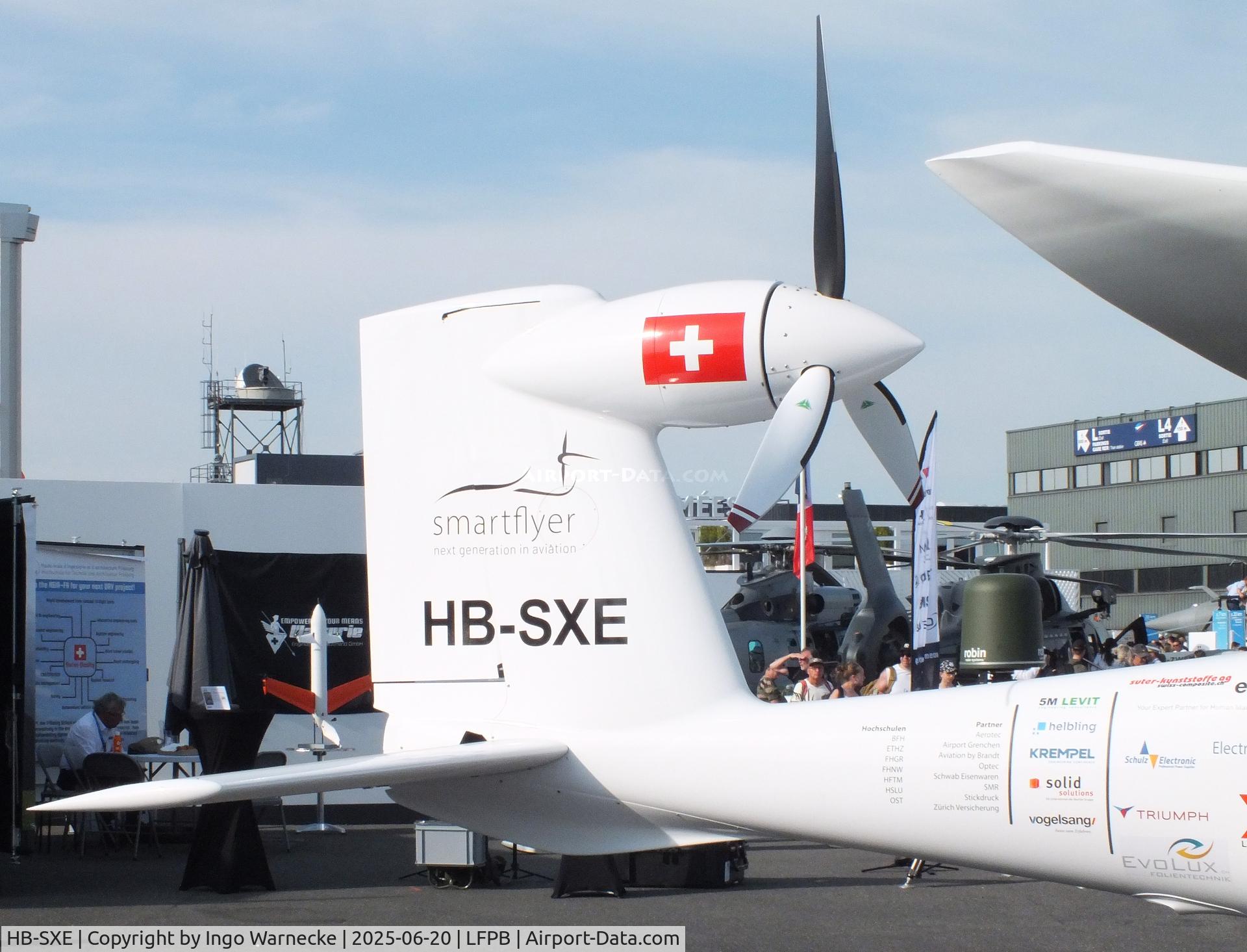 HB-SXE, Smartflyer SF1 Hybrid C/N E001, Smartflyer SF1 Hybrid with electric motor at the Aerosalon 2025, Paris