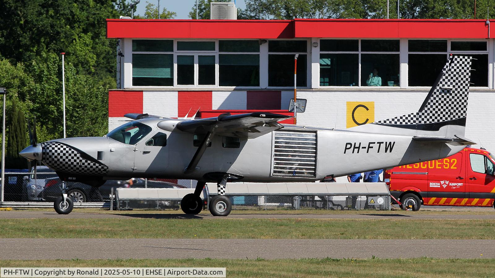 PH-FTW, 2001 Cessna 208B Super Cargomaster C/N 208B0906, at seppe