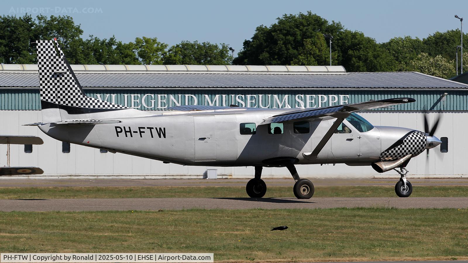 PH-FTW, 2001 Cessna 208B Super Cargomaster C/N 208B0906, at seppe