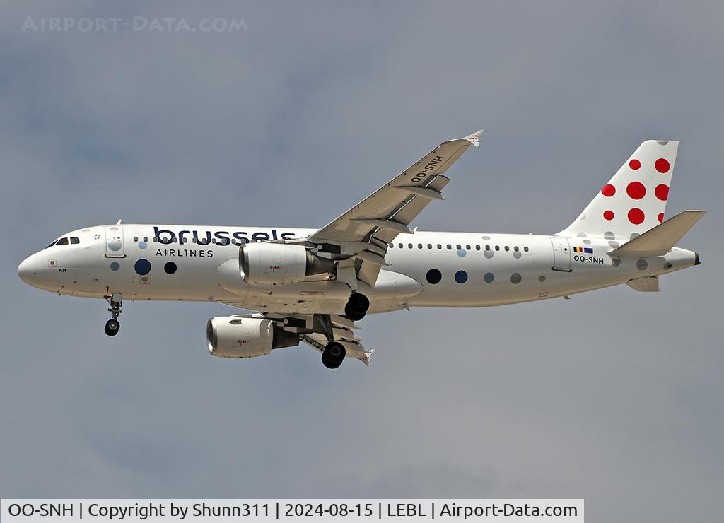 OO-SNH, 2004 Airbus A320-214 C/N 2207, Landing rwy 24R in new c/s