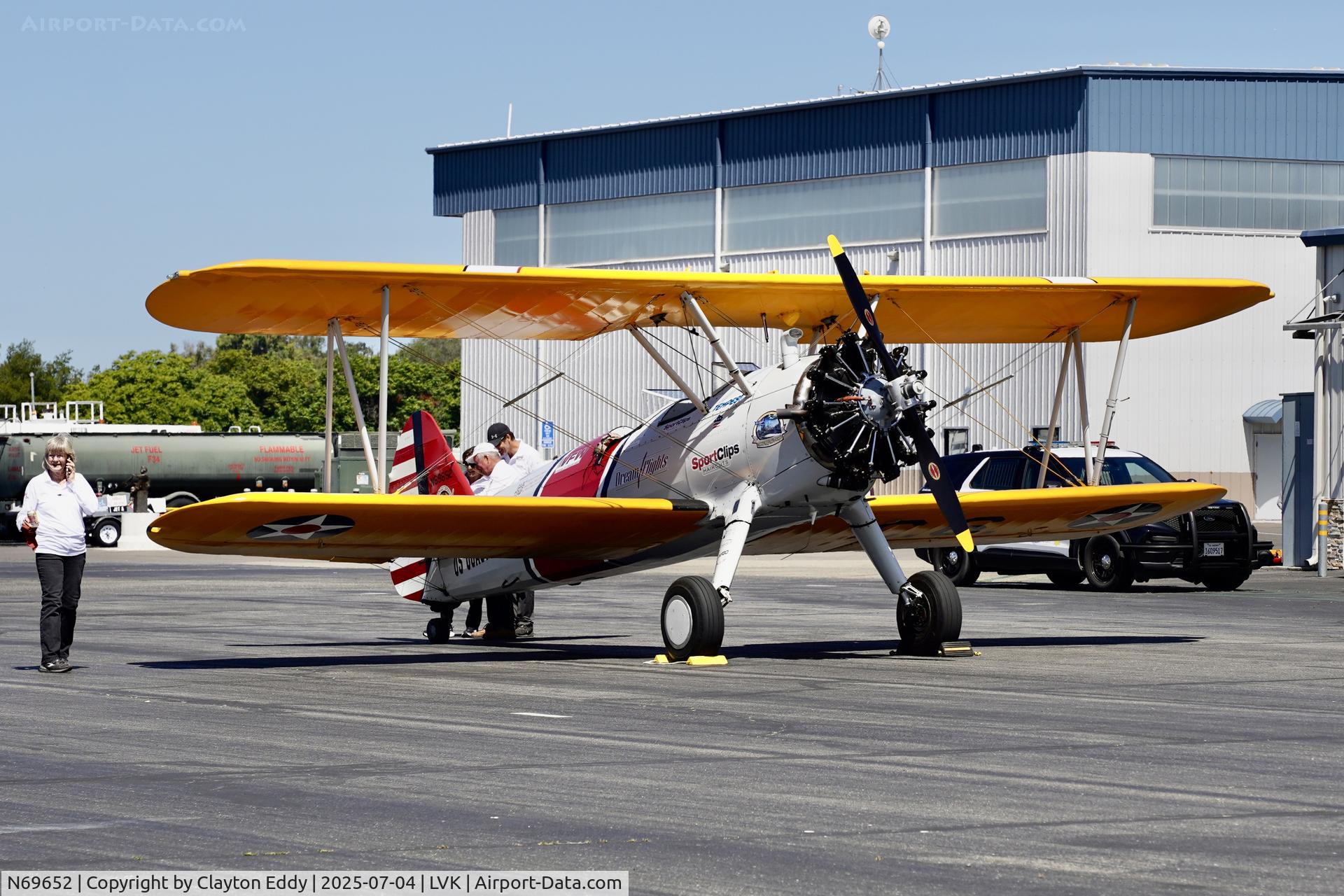 N69652, 1943 Boeing B75N1 C/N 75-7628, 4th July Livermore airport in California 2025