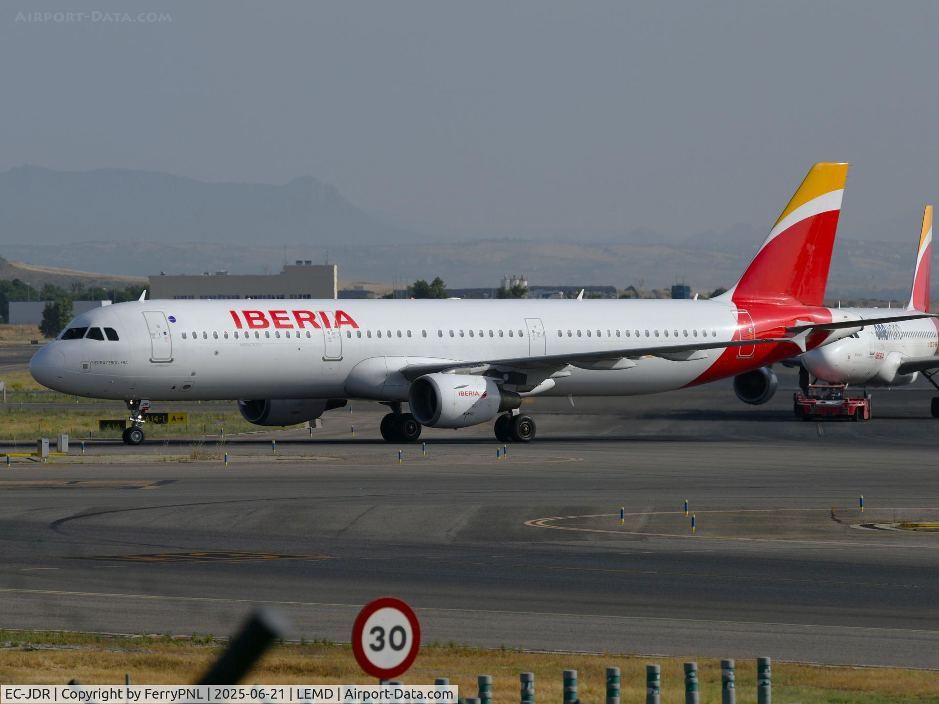 EC-JDR, 2005 Airbus A321-211 C/N 2488, Iberia A321 arriving in MAD
