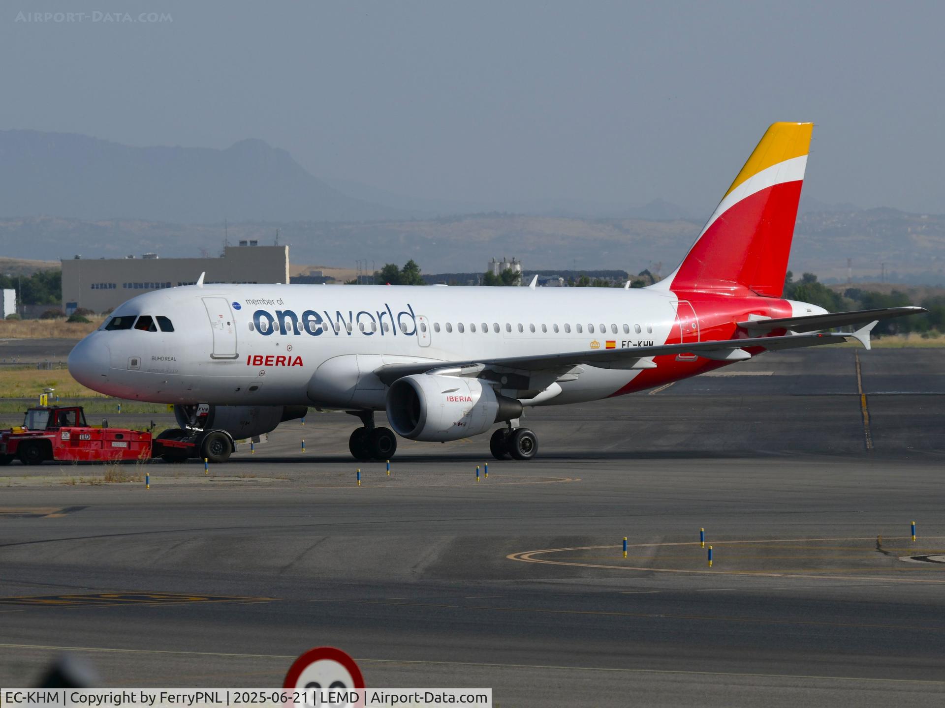 EC-KHM, 2007 Airbus A319-111 C/N 3209, Iberia A319 with One World tittles