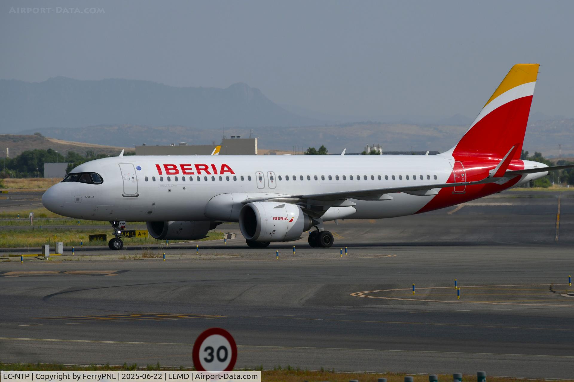 EC-NTP, 2022 Airbus A320-251N C/N 10830, Iberia A320N taxying to Terminal 4