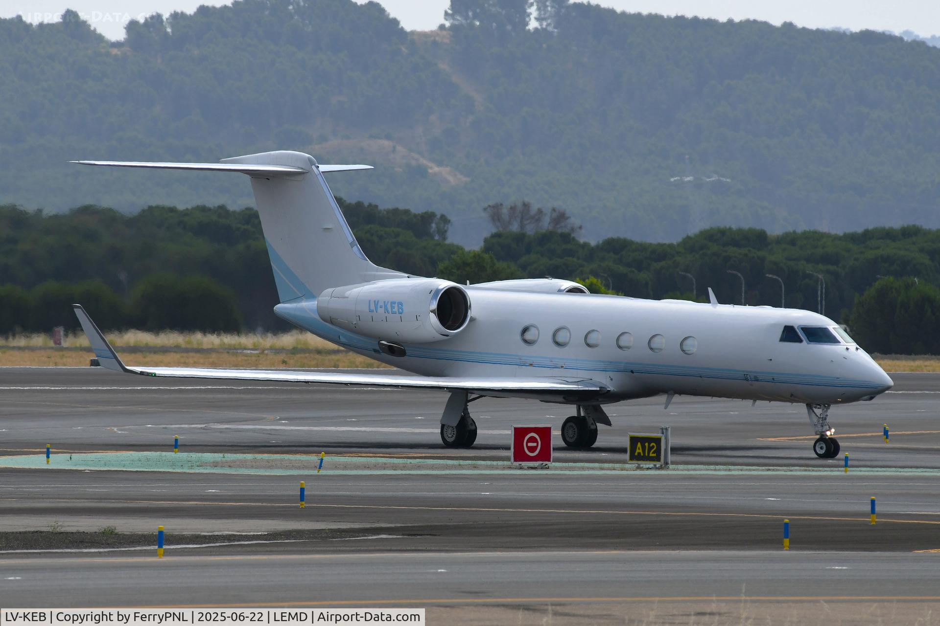 LV-KEB, 2008 Gulfstream GIV-X (G450) C/N 4116, Emes Air G450 vacating the runway after landing