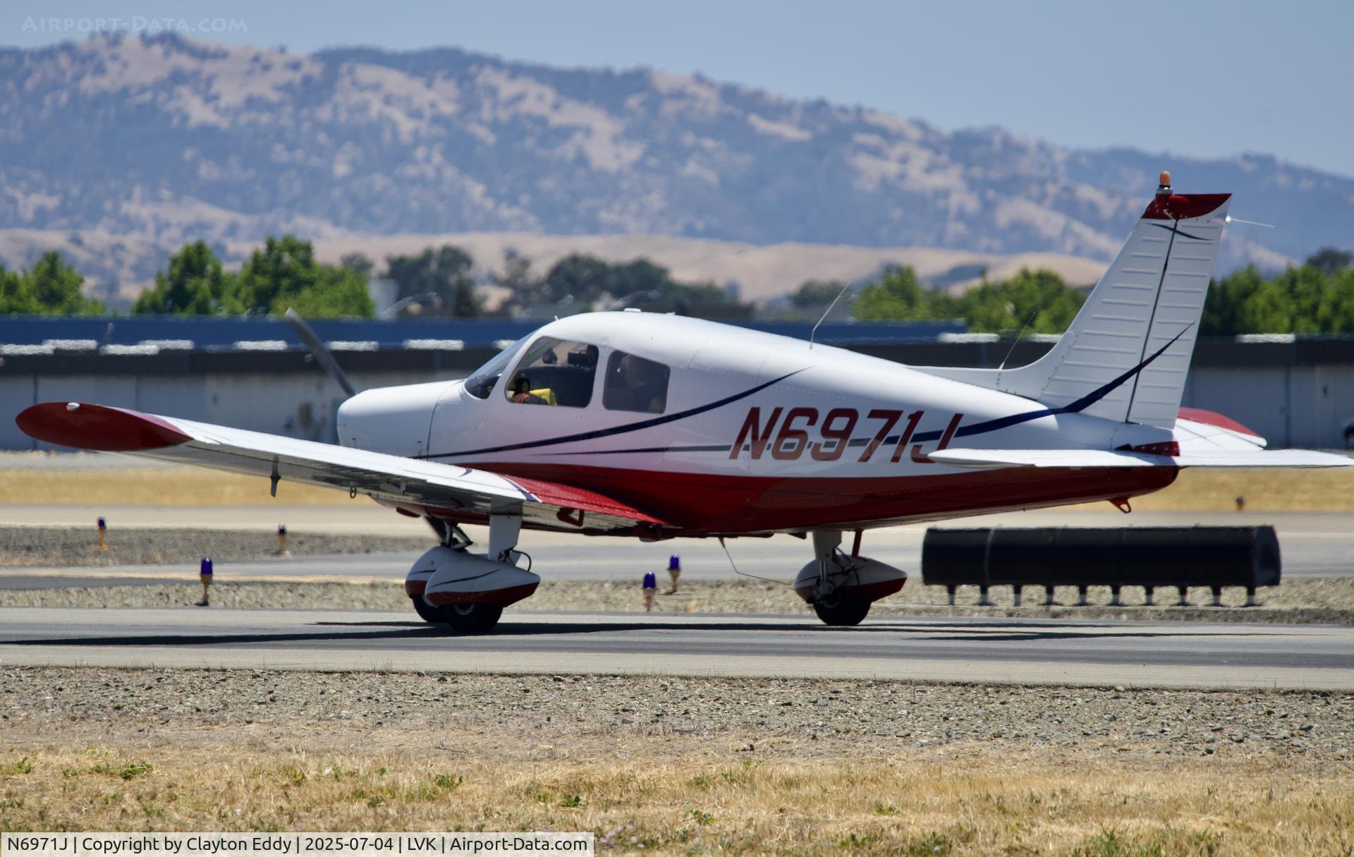 N6971J, 1976 Piper PA-28-140 C/N 28-7625263, 4th July Livermore airport in California 2025