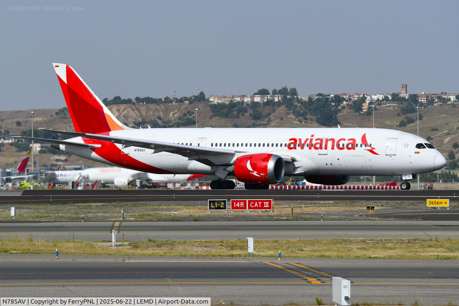N785AV, 2015 Boeing 787-8 Dreamliner Dreamliner C/N 37507, Avianca B788 lining-up for departure