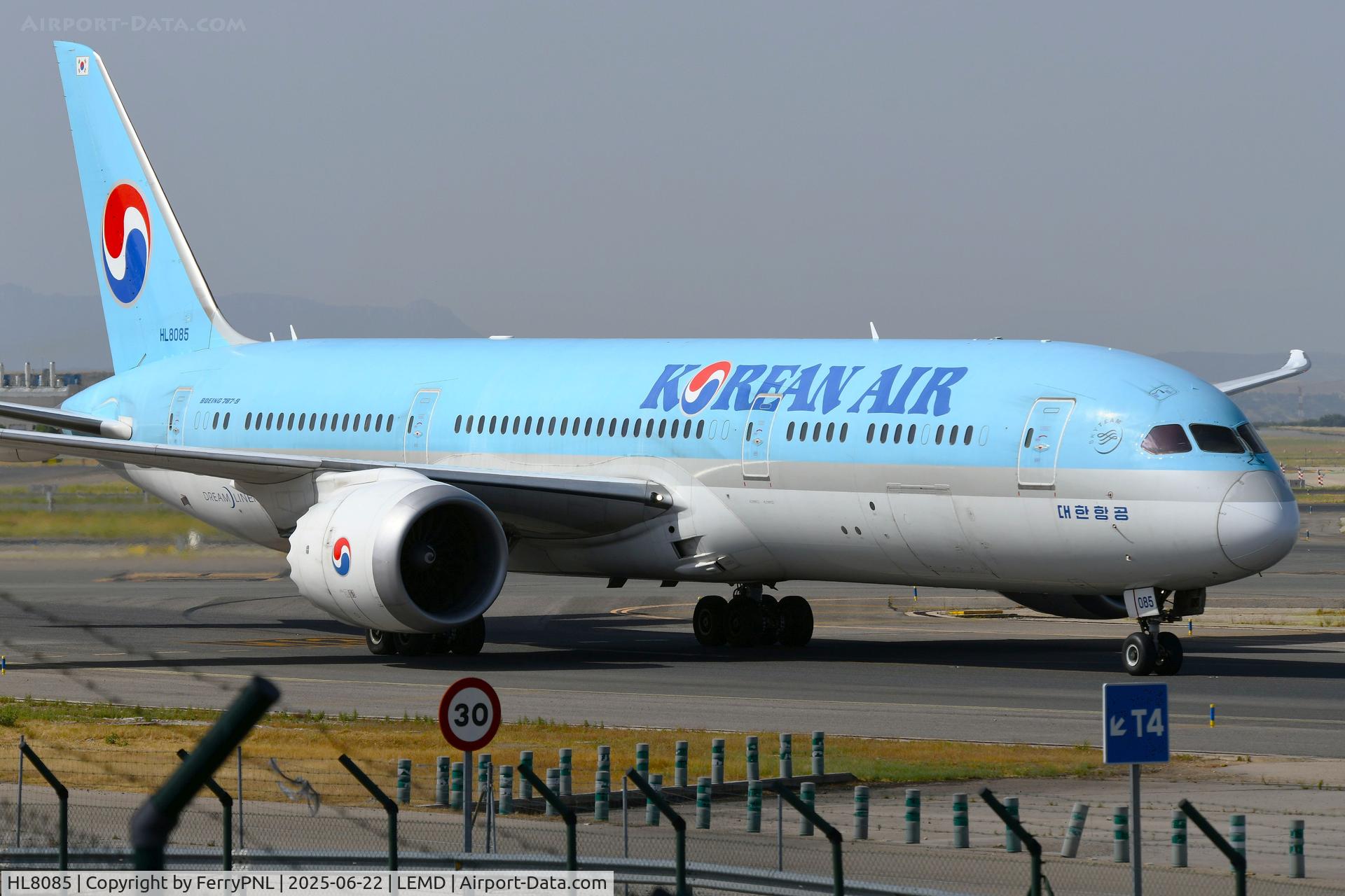 HL8085, 2017 Boeing 787-9 Dreamliner C/N 34814, Korean B789 taxying to its gate