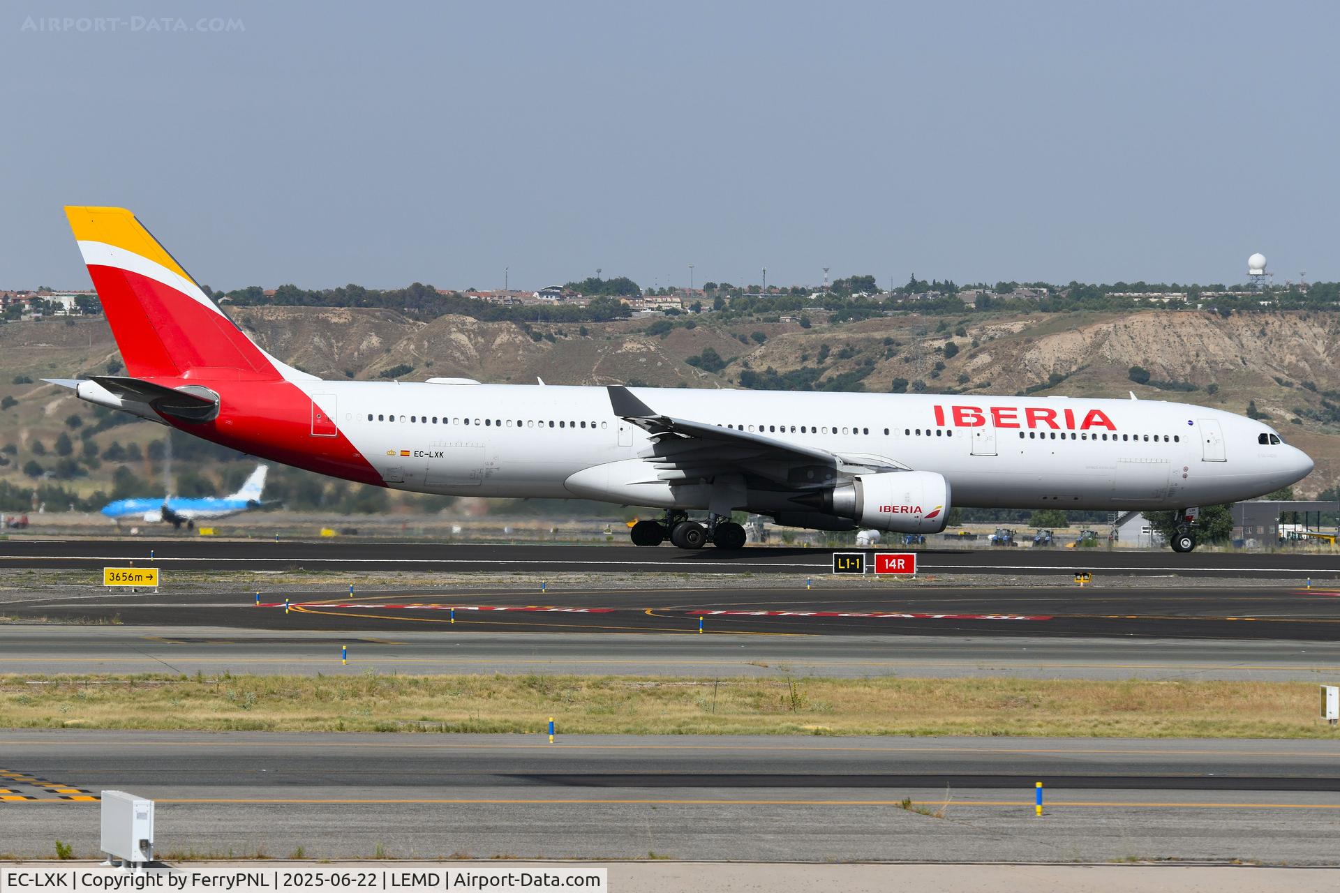 EC-LXK, 2013 Airbus A330-302 C/N 1426, Iberia A332 for take-off