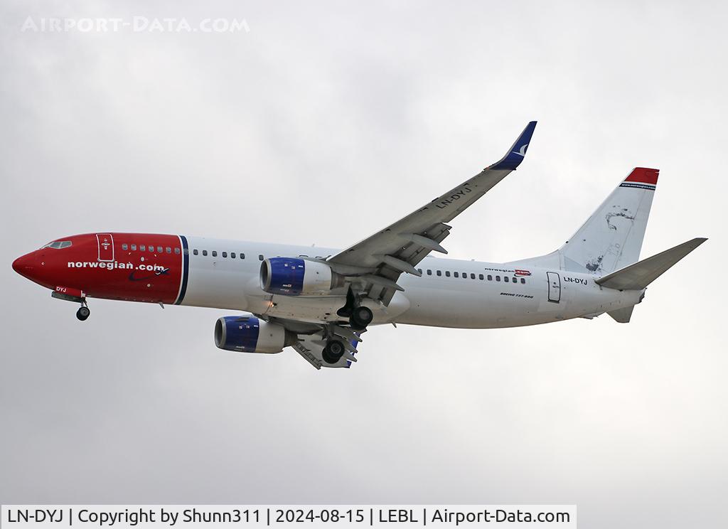LN-DYJ, 2010 Boeing 737-8JP C/N 39045, Landing rwy 24R with faded tail c/s