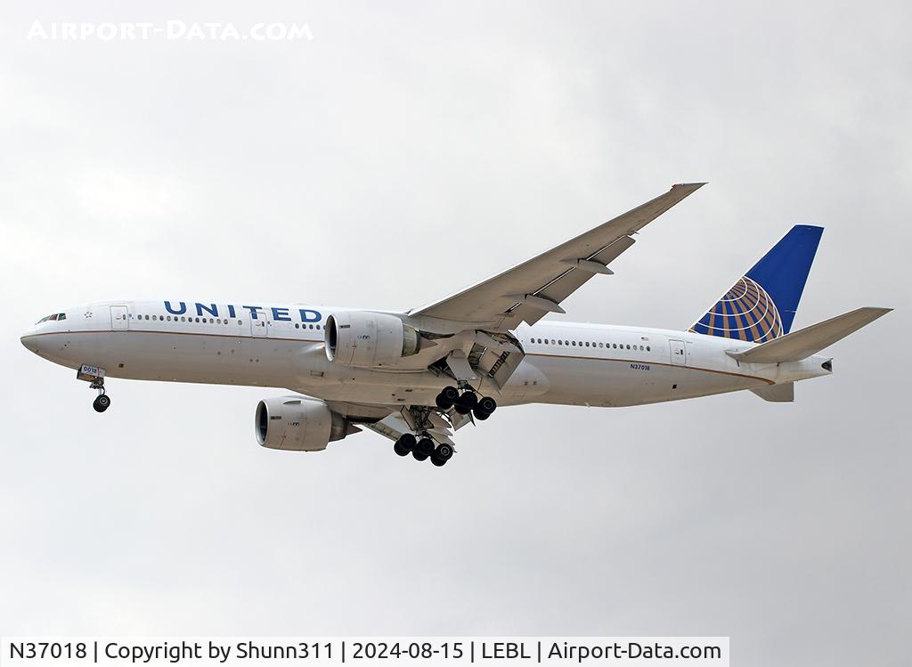 N37018, 2002 Boeing 777-224 C/N 31680, Landing rwy 24R