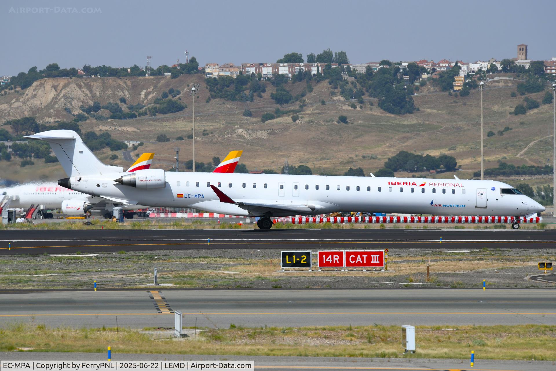 EC-MPA, 2017 Bombardier CRJ-1000ER NG (CL-600-2E25) C/N 19054, White Iberia CL1000 departing